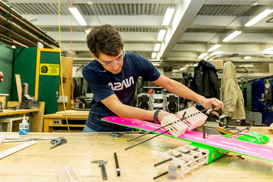 Students working on the 设计, Build and Fly airplane